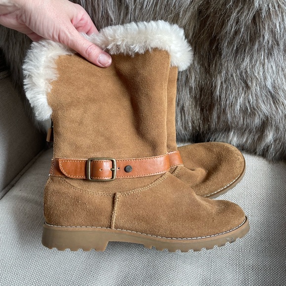 UGG NESSA Geuine Suede Leather Belted Bootie, US 3 EUC, Easy on-off w/zipper - Picture 8 of 9